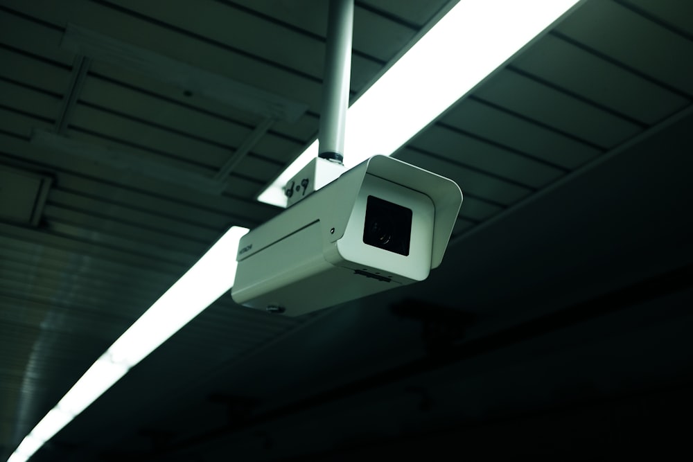 Cámara de seguridad montada en techo