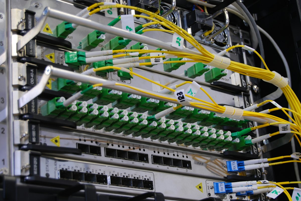 Patch panel de fibra óptica en rack de telecomunicaciones