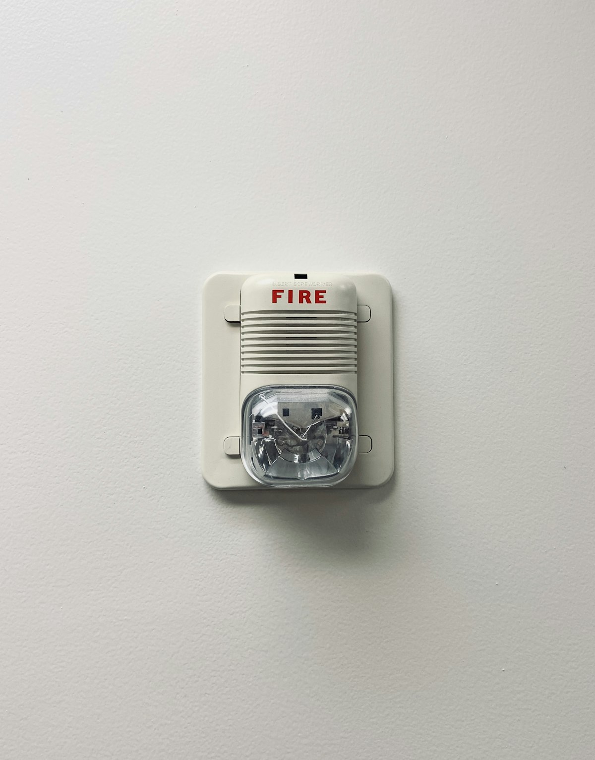 Dispositivo de notificación de alarma contra incendios instalado en pared