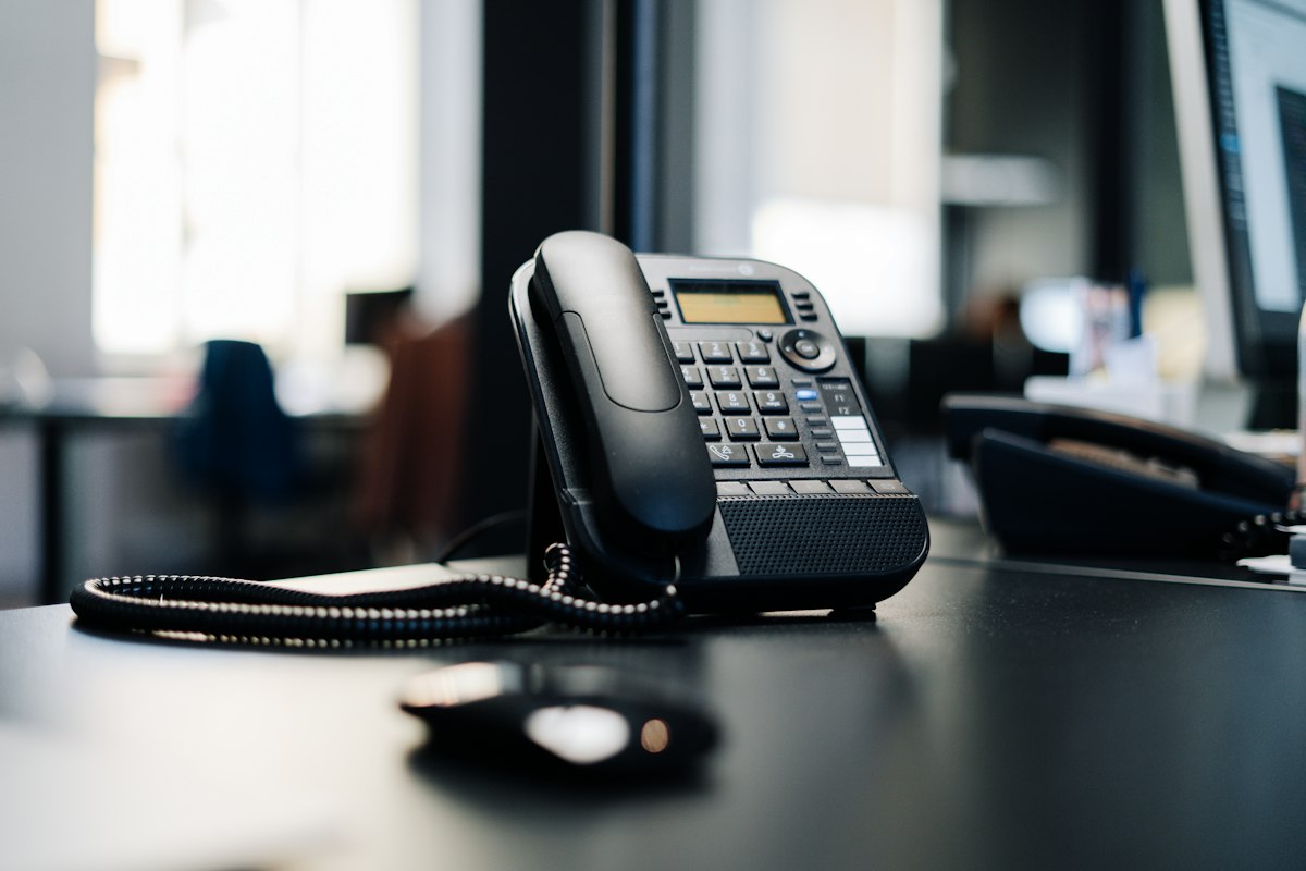 Teléfono IP de escritorio en oficina